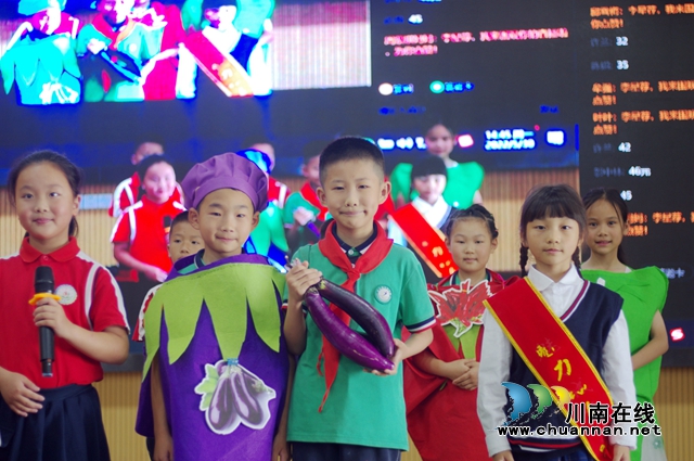 学生花式拍卖茄子.jpg