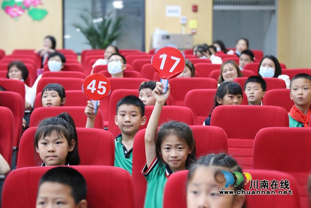 学生举牌竞拍1.jpg