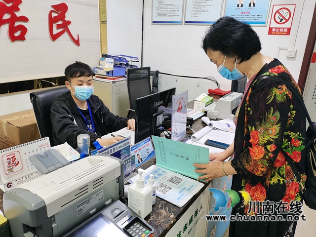 张泽书（右一）了解社区首问责任岗情况.jpg