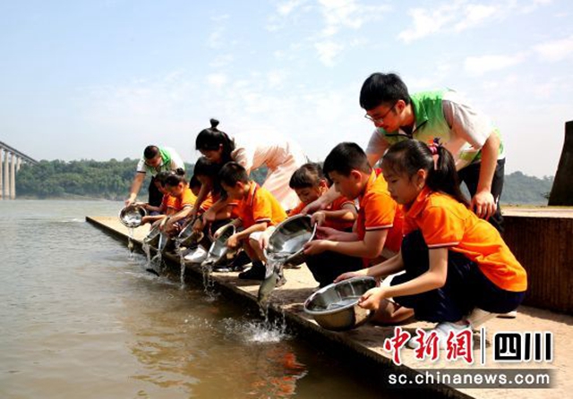 泸州纳溪：增殖放流活动 提升学生水资源保护意识
