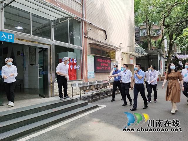 龚旭带队艾青陪同到校检查食堂食品安全工作2.jpg