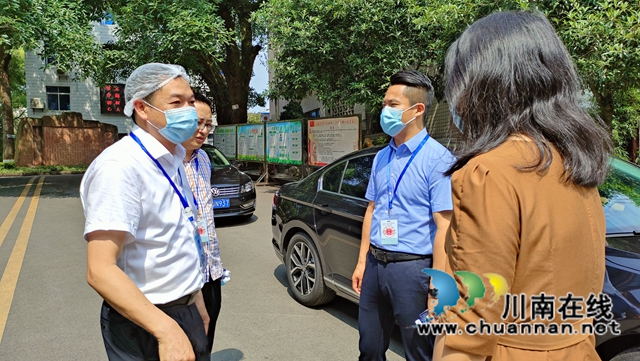 刘书记向龚绪艾青介绍学校食堂情况.jpg