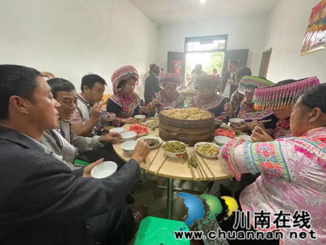 合江县：包粽子、蒸笼炸、吹芦笙，苗乡端午味正浓