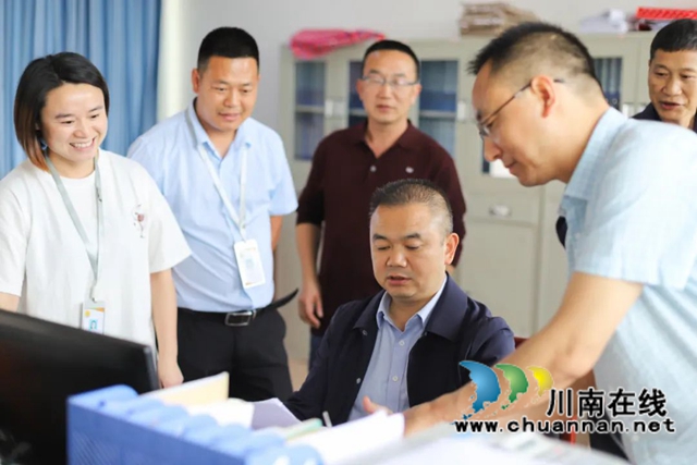 县教体局局长罗富华深入学校检查工作.jpg