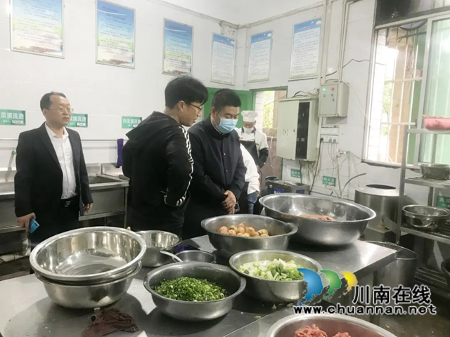 古蔺县无党派人事、县教体局副局长丁勇检查学校工作.jpg