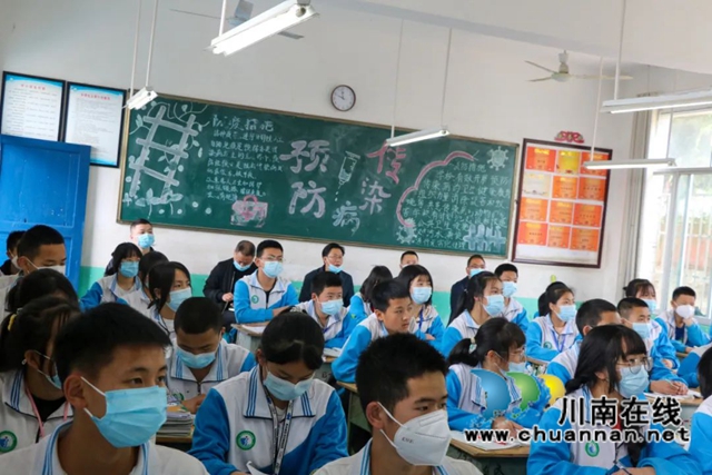 县教体局副局长黄忠检查学校工作.jpg