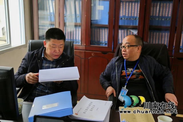 县教体局副局长杜雄检查学校工作.jpg