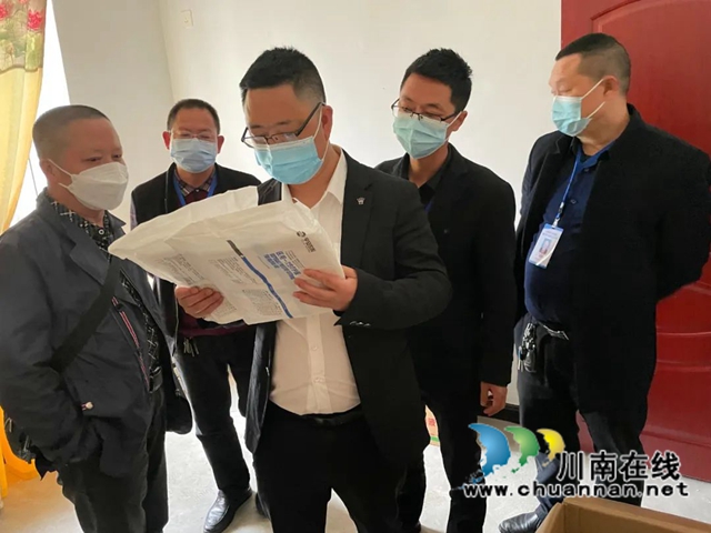 县人民政府总督学朱秋维督查学校工作.jpg