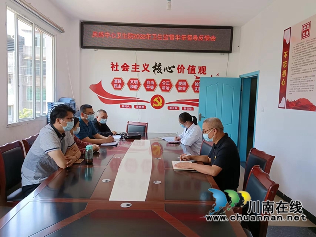 图为考核人员正在现场反馈考核意见.jpg