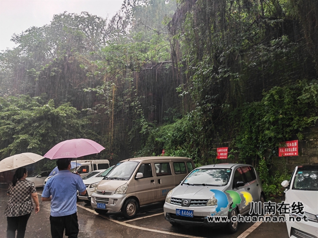 龙马潭区小市街道回龙湾社区：加强暴雨巡查，排除安全隐患