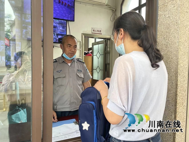 龙马潭区鱼塘街道望山坪社区：走失的书包终于找到小主人啦！