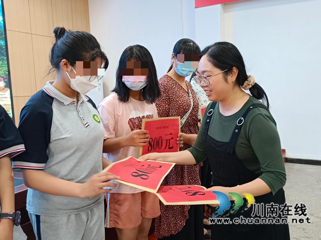 泸县百和镇妇联举行“春蕾计划”助学金发放仪式