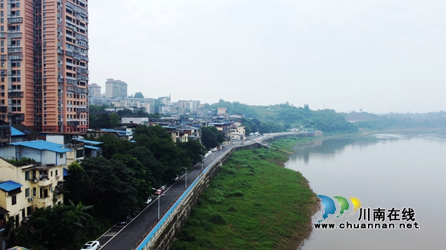 胡市镇防洪堤全貌.JPG
