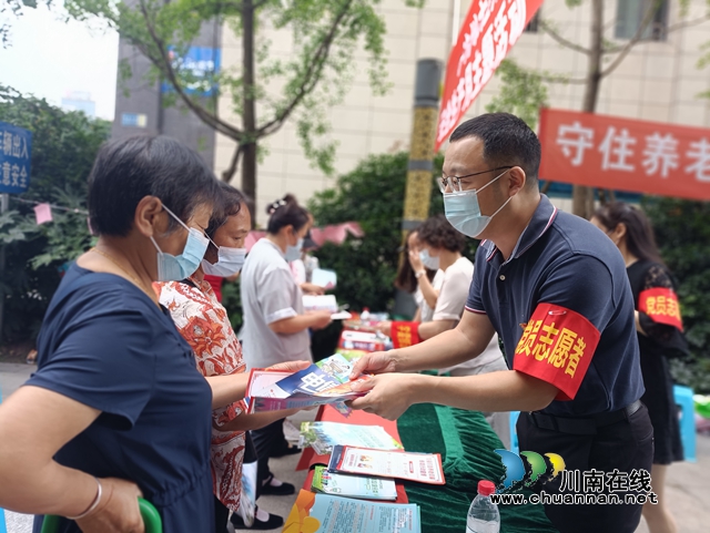 江阳区华阳街道：安全知识进小区，主题宣传筑防线