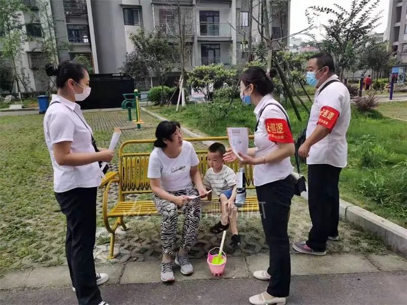 好险哪！天降钢杆差点砸中行人，内江警方全楼摸排——