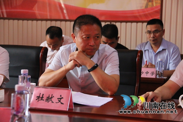 合江县教体局副局长杜献文.JPG