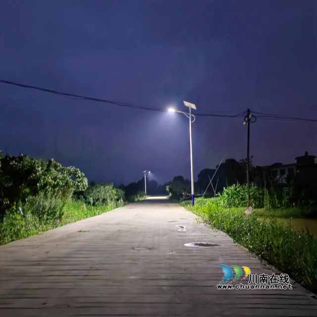 合江县尧坝镇：乡贤捐款架路灯，点亮乡村振兴路