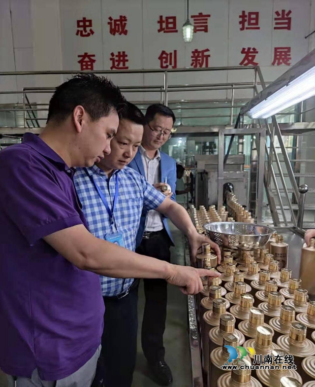 开展服务企业敲门行动.jpg