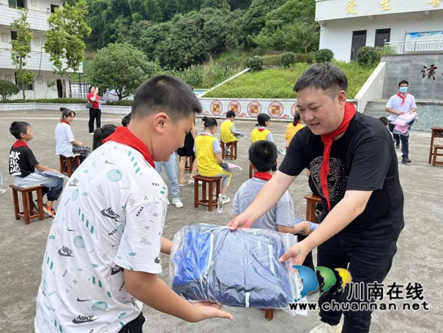 情系留守，爱暖童心！民营企业慰问合江县福宝镇留守儿童
