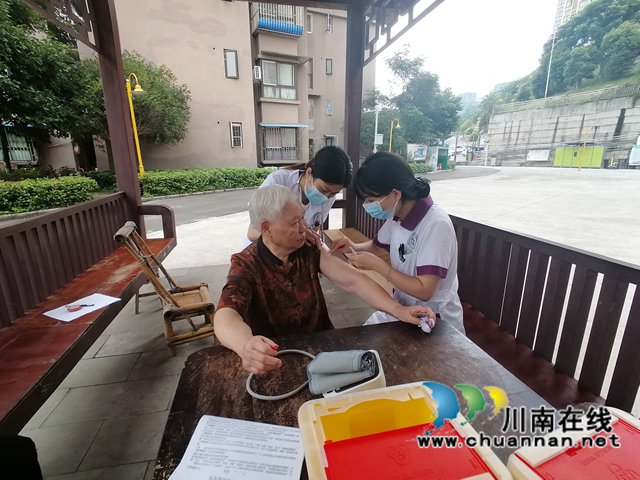 龙马潭区鱼塘街道开展新冠疫苗“入户接种再回头”工作