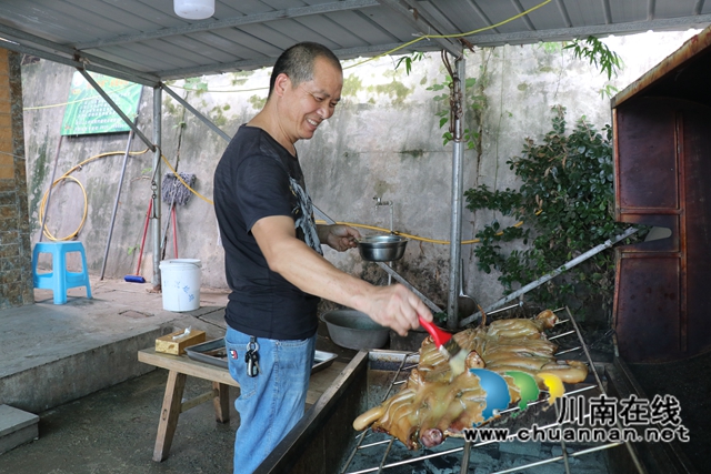 唐光华在制作特色餐饮烤香猪.JPG
