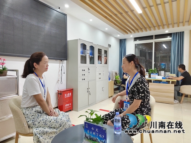 小市街道纪工委书记宋富英与社区党委书记交流居民群众反馈的意见.jpg