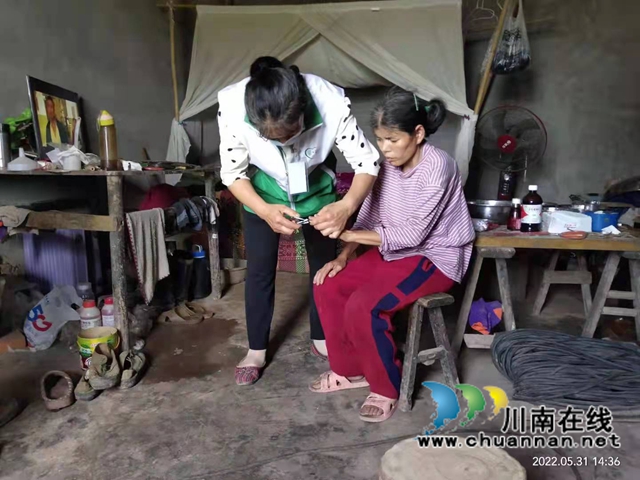 为残疾人剪指甲.jpg
