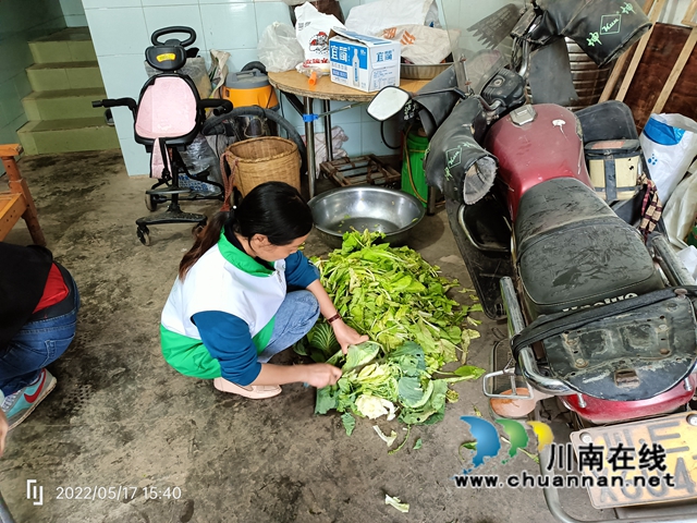 在残疾人家里做家政服务.jpg