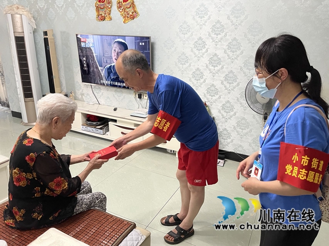 龙马潭区小市街道杜家街社区：上门为老党员颁发“光荣在党50年”纪念章