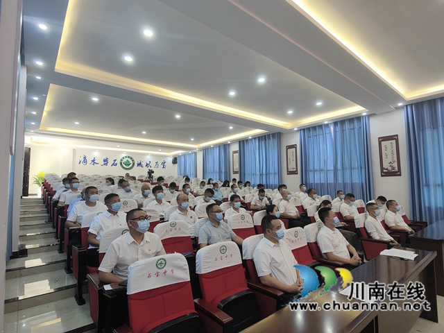 问廉现场，参会人员观看问题短片.jpg