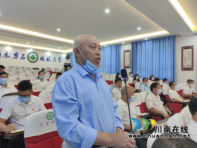 提问环节，群众代表发起提问.jpg