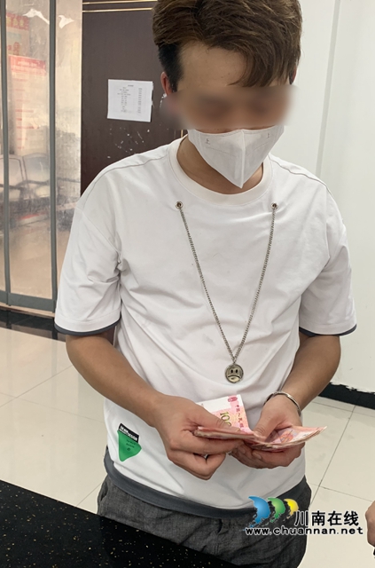 申请人清点案款.jpg