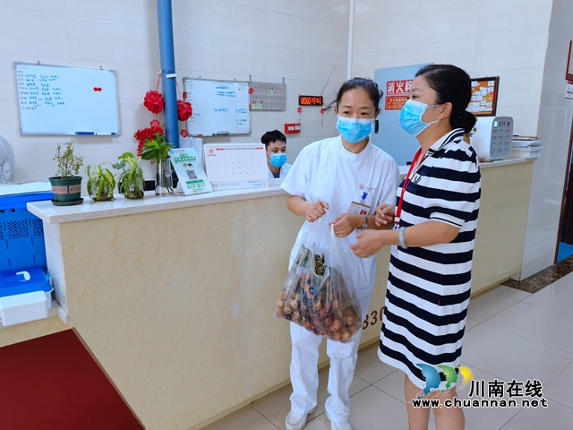 合江县中医医院：采摘院内荔枝送职工，甜到心坎儿上！