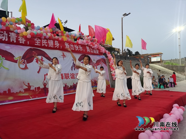 茶园村茶逸飘香鼓舞队一朵白云在蓝天.jpg