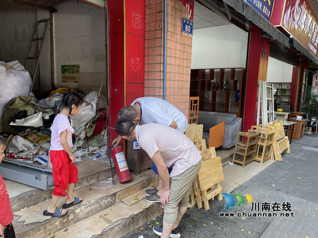 民心守护｜龙马潭区小市街道杜家街社区开展夏季安全大检查