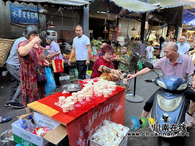 龙马潭区小市街道上大街社区：酷暑送清凉，温情暖人心