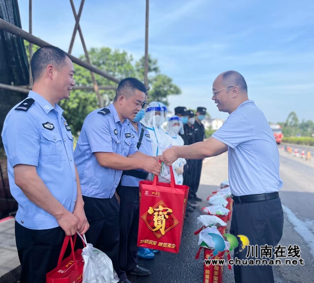 酷暑送清凉，关爱鼓干劲！泸县立石镇党委书记艾斌带队送“清凉”