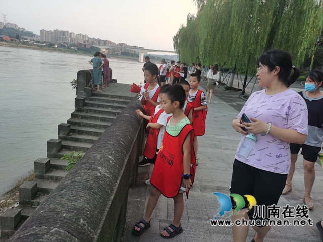 江阳区大山坪街道山岩脑社区组织青少年开展巡河护河志愿服务活动