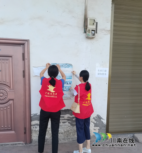 龙马潭区鱼塘街道:迅速行动、全员下沉,全力助推文明城市建设(图2) 王庄村联村干部清理307、王荷路道路两侧牛皮癣。.jpg