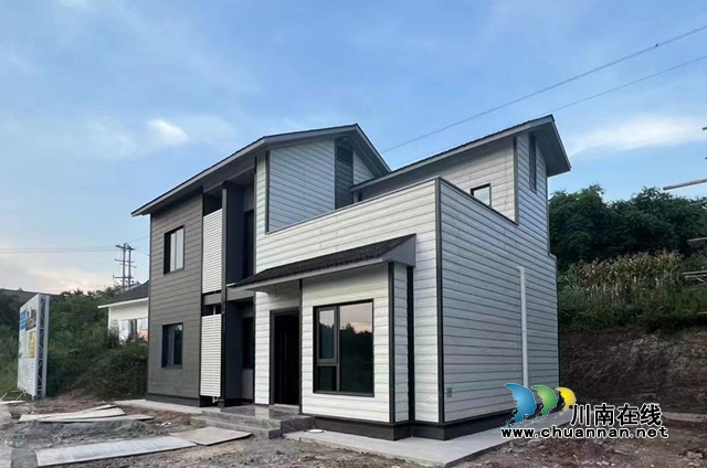 云龙镇龙河村轻质防灾轻钢房屋体系示范工程实景图1.jpg