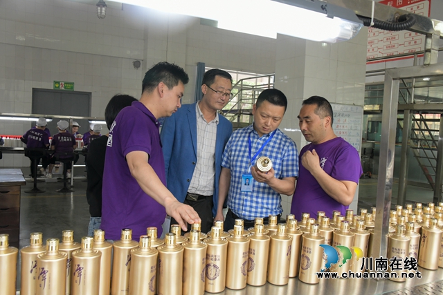 古蔺县营商环境办公室工作人员在仙潭酒厂走访调研.jpg