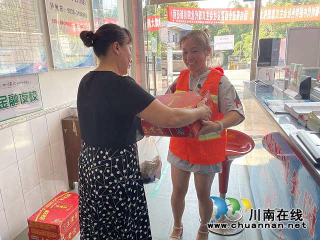 龙马潭区鱼塘街道王庄村：情系一线，高温送清凉