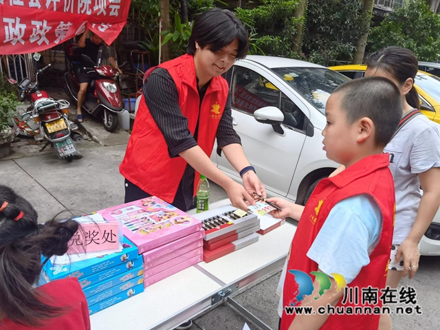 龙马潭区小市街道回龙湾社区开展“小手拉大手”青少年暑期志愿者亲子活动