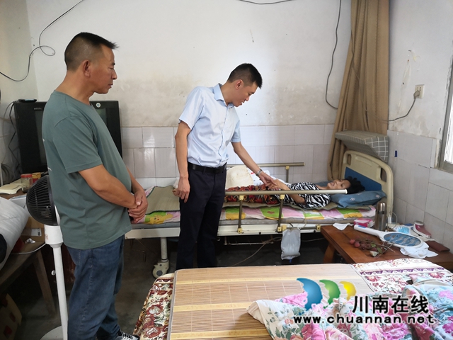 民心守护|泸县残联跟踪问效村级残协建设(图2) 慰问困难残疾人.jpg
