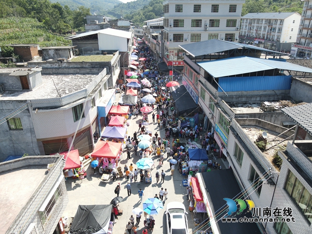 马嘶街上热闹非凡.jpg