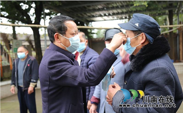 疫情期间，马芝良（左）在为敬老院老人佩戴口罩.jpg