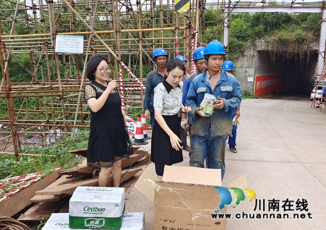 泸县云龙镇：炎炎夏日送清凉，点滴关怀沁人心