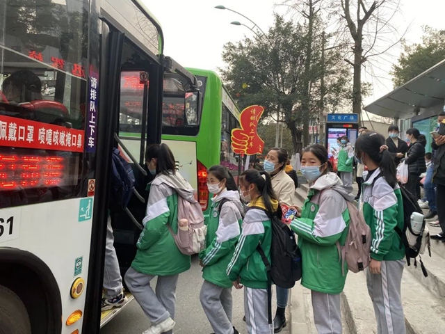 泸州公交:全国文明城市一道靓丽的风景(图5) 640 (1).jpg
