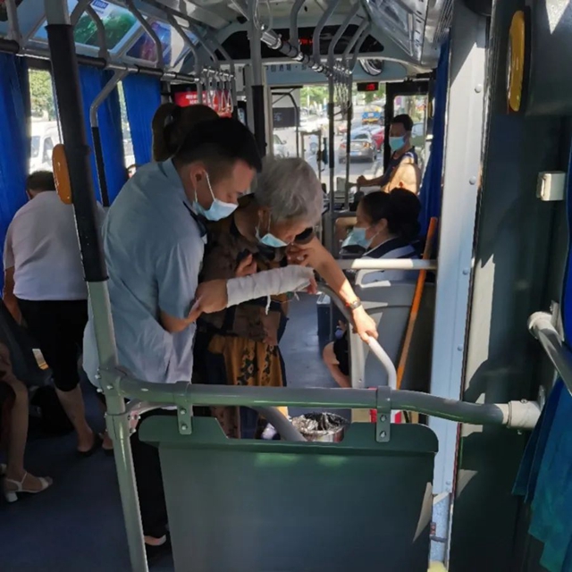 泸州公交:全国文明城市一道靓丽的风景(图4) 640.jpg