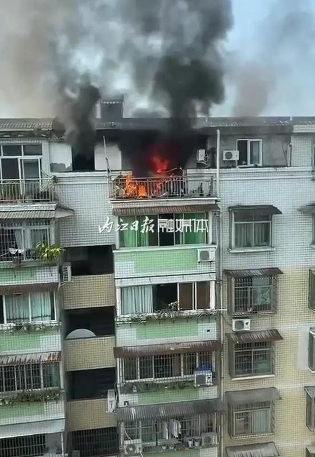 内江：消防车救火遭遇违停车阻路，众市民大吼出手：抬开它！